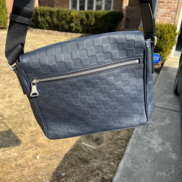 Mens Louis Vuitton messenger bag - Picture 2 of 3